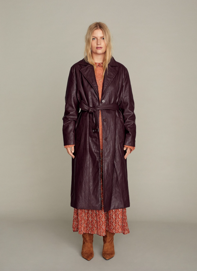 Maravilloso trench efecto piel con un color granate que hemos visto muy poco en el low cost. Va forrado y cuerra con botones y cinturón ajustable. El precio marcaba 79,99 euros y se queda, en la semana Black Friday, 63,99 euros.