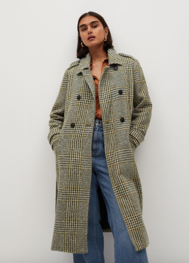 Confeccionado en un tejido mezcla de lana, este abrigo lleva un precioso estampado Príncipe de Gales y tiene un color amarillo espectacular. Lleva trabillas, cinturón desmontable y una abertura posterior. Va forrado y tras el descuento cuesta 95,99 euros (antes costaba 119,99 euros).