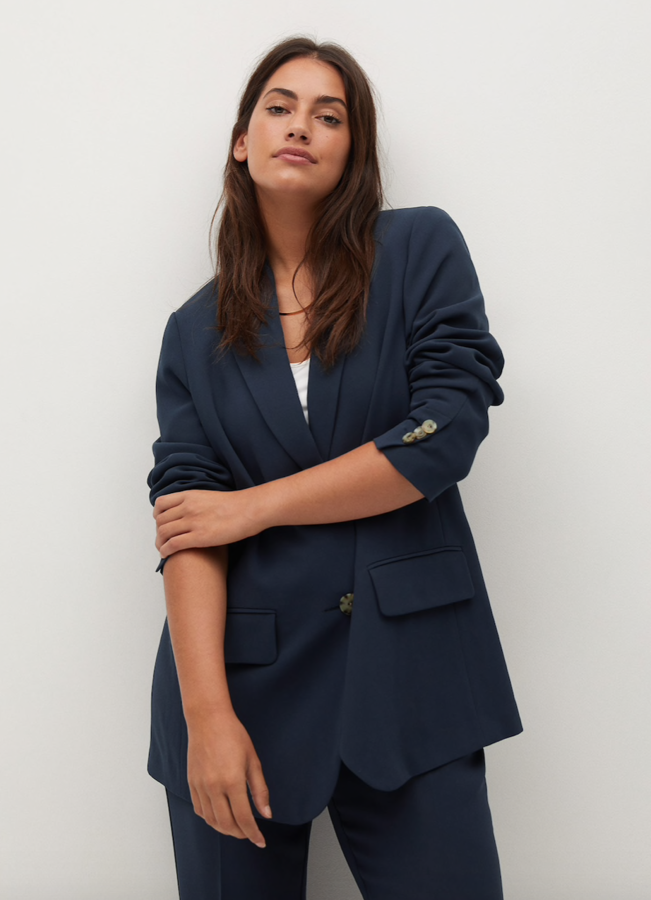 Probablemente el traje azul más bonito del low cost, con un azul en un tono retro maravilloso. El pantalón fluido y de corte slim no tiene aún rebaja (cuesta 39,99 euros), pero la americana pasa de 59,99 euros a 47,99 euros. Está confeccionado en poliéster reciclado y lleva hombros estructurados y dos bolsillos de solapa laterales.