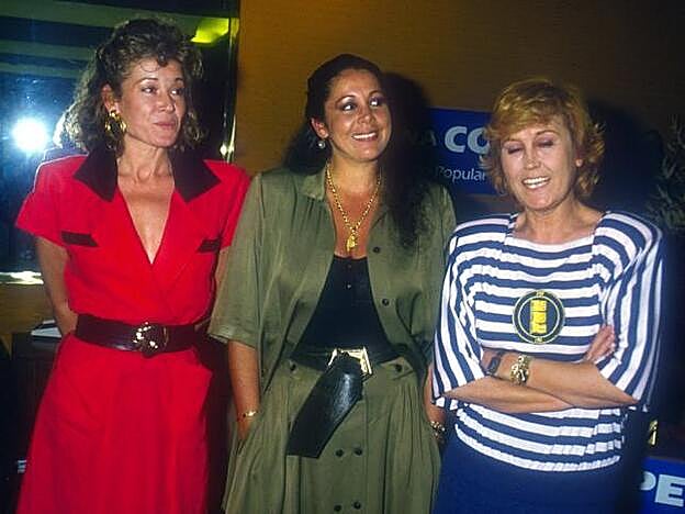 Una de las pocas fotografías en las que podemos ver juntas a Isabel Pantoja, Encarna Sánchez y la periodista Mila Ximénez.