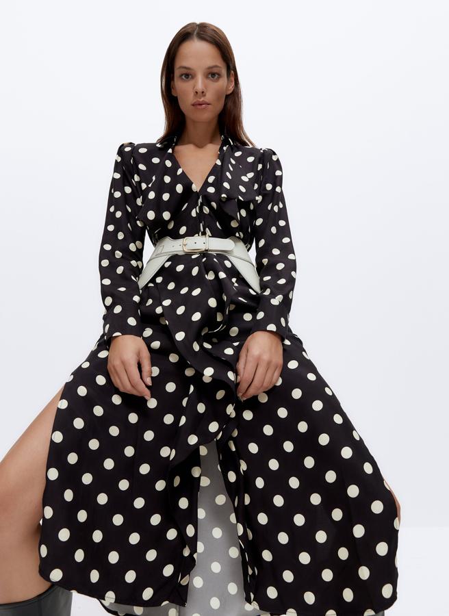 Aunque la postura de la modelo no ayuda a imaginarnos este vestido en alguno de nuestros looks, te aseguramos que este diseño de lunares es ideal y súper favorecedor. En los Special Prices de Uterqüe está rebajado a 119.25 euros.