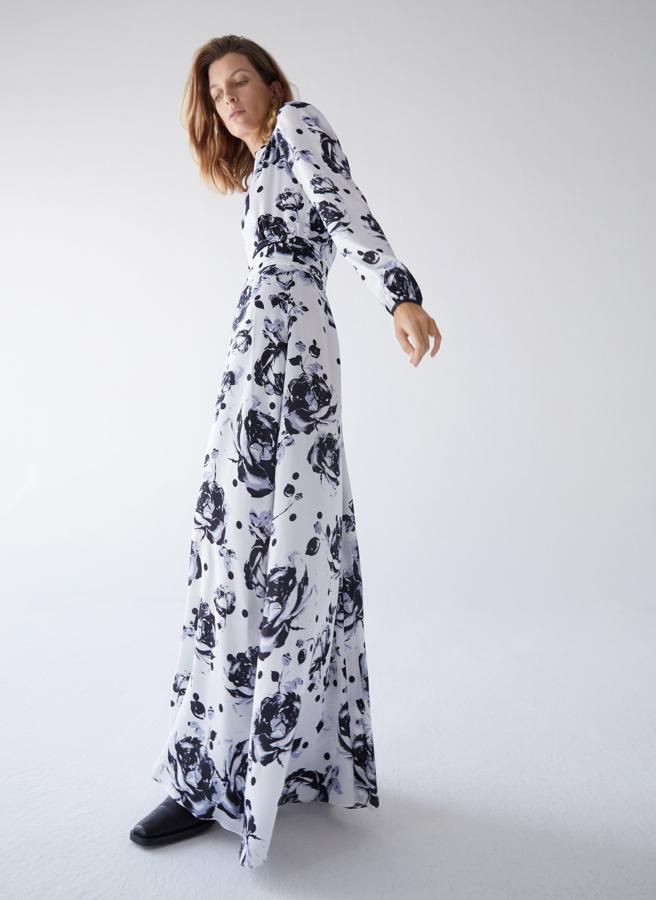 Ideal también este maxi vestido con estampado de flores XXL de la sección Special Prices de Uterqüe, con el que conseguiríamos un look de invitada perfecta rebajado a 119.25 euros.