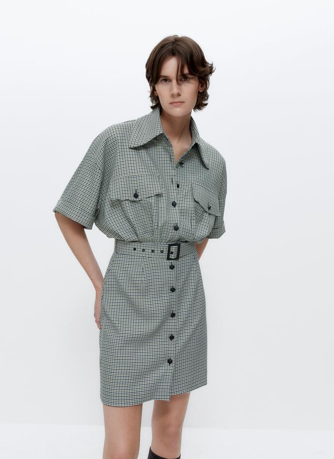 De este vestido ya te hablamos  cuando llegó entre las novedades a tienda , allá por el mes de spetiembre. Entonces nos encantó para ir al trabajo, y ahora que está rebajado en los Special Prices de Uterqüe, nos gusta aún más... (precio: 96.75 euros).