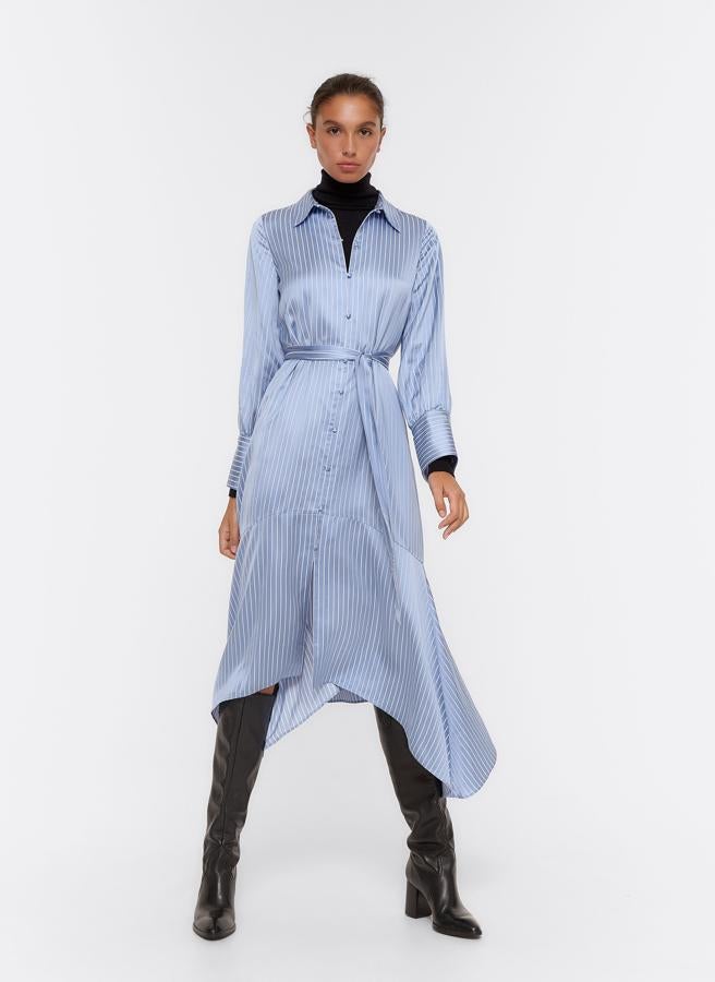Otro vestido ideal de estilo camisero reinventado que se ha colado en los Special Prices de Uterqüe es este con acabado satinado y estampado de rayas diplomáticas, que está rebajado a 96.75 euros.