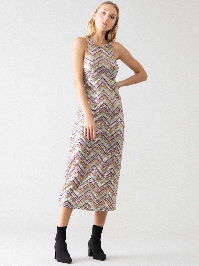 Cuello halter y manga sisa para este vestido largo confeccionado en un tejido con lentejuelas en dorado, verde y lila que viene con forro interior. Tiene un precio de 25,99 euros y está disponible en las tallas S, M y L.