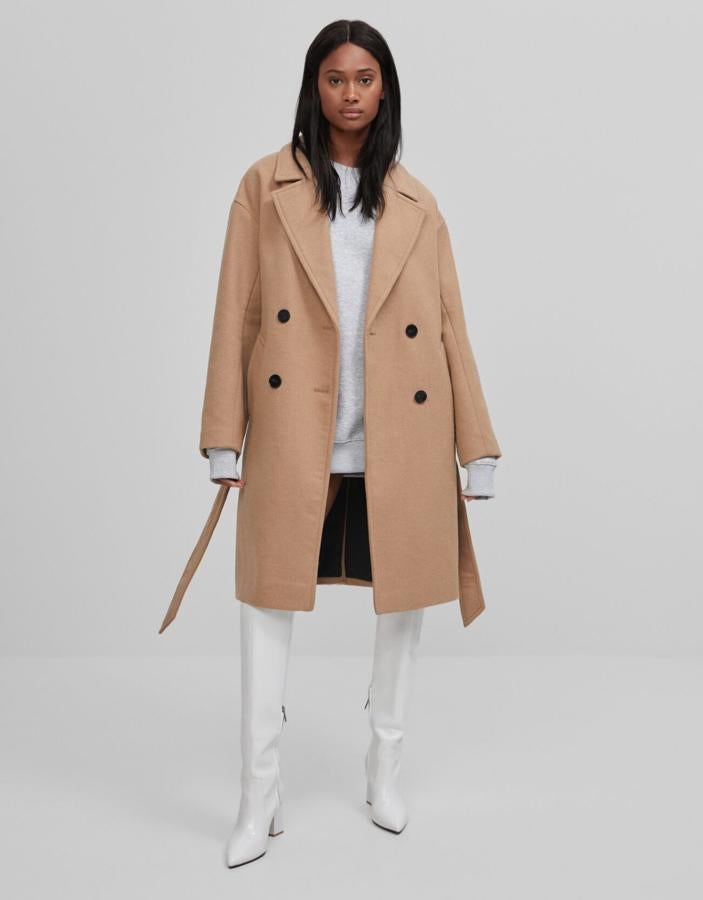 El abrigo cámel es un básico imprescindible en el fondo de armario, y este clásico está en la selección de Bershka para legar con descuento de hasta el -50% en el Black Friday (antes, 49.99 euros).