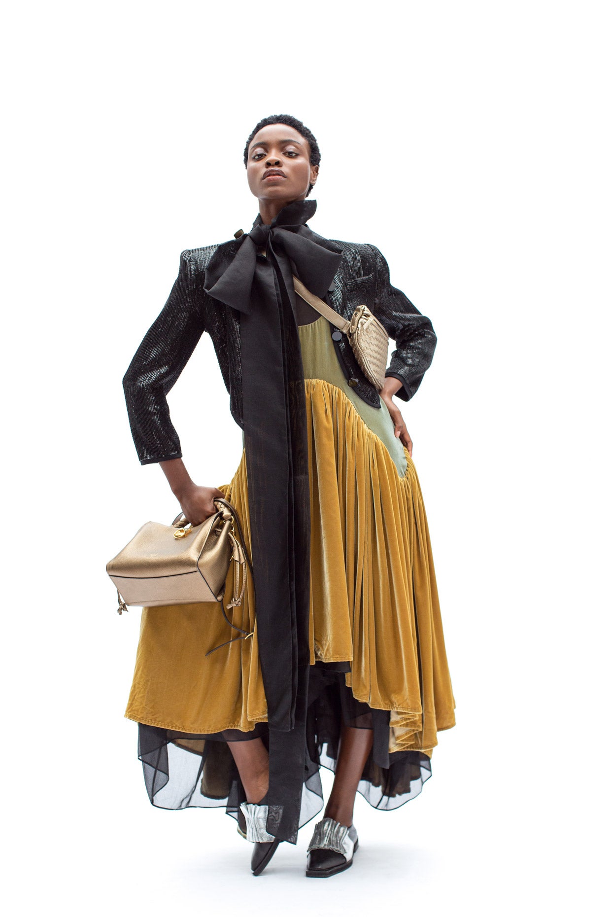 Vestido con lazada al cuello, de Loewe; chaqueta corta de Giorgio Armani; riñonera de El Corte Inglés; bolso de mano, de Mulberry; y zapatos de A-Jane.