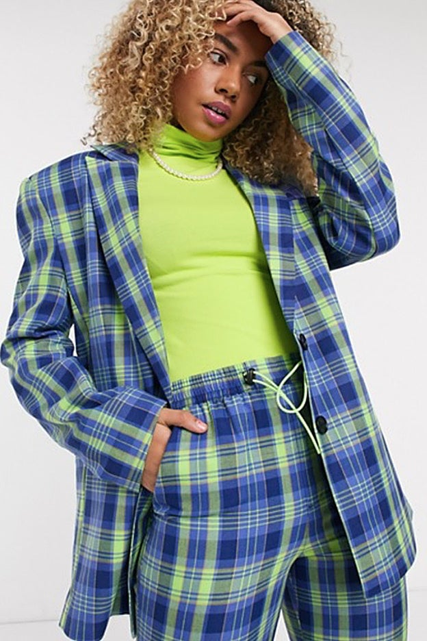 El estampado más espectacular de esta selección de trajes de cuadros de Collusion.