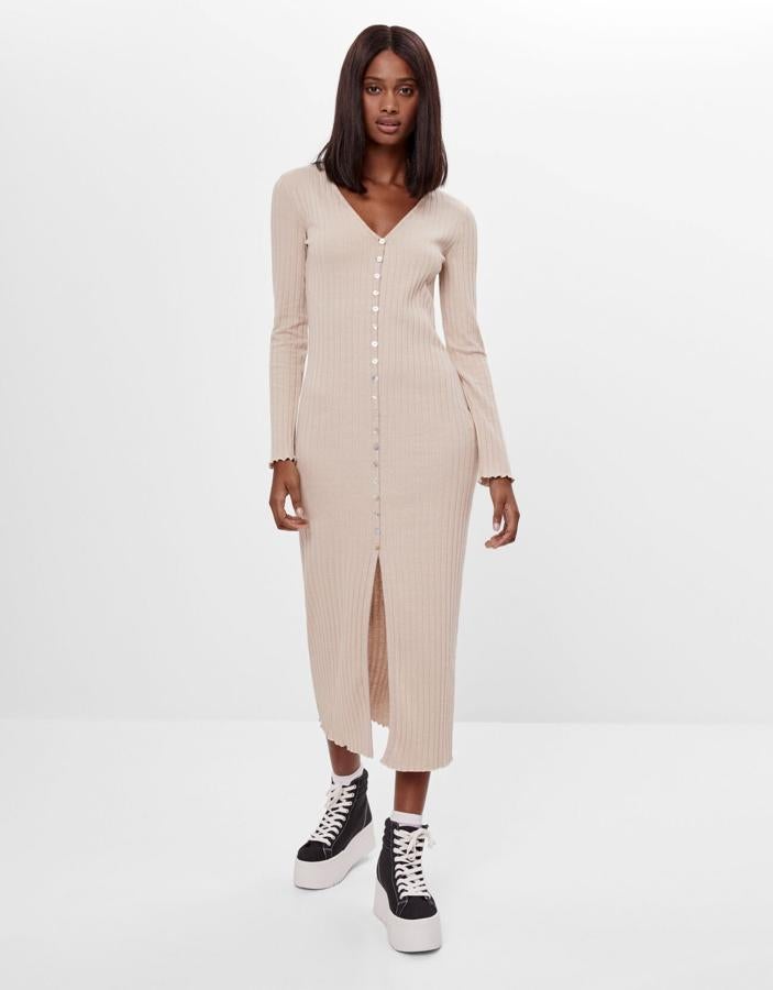 Este vestido midi de punto cuesta 19.99 euros antes de las rebajas del Black Friday. ¿Puede ser el mejor chollo de Bershka el próximo 27 de noviembre?