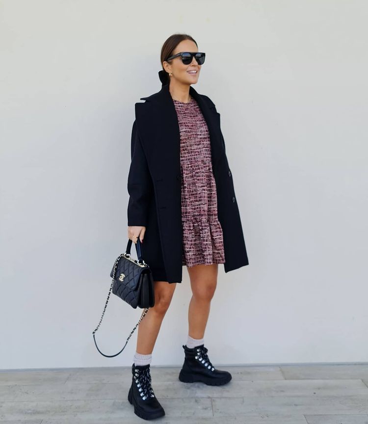 Paula Echevarría sorprendió con sus botas de montaña combinadas con vestido mini, todo de Mango.