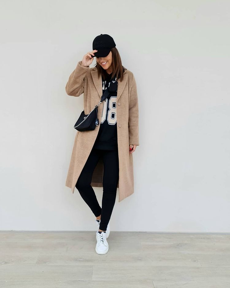 El estilo sporty está siendo protagonista en los looks de Paula Echevarría durante su segundo embarazo. En este, combina leggings de Calzedonia con sudadera XXL de Stradivarius y abrigo de H&M.