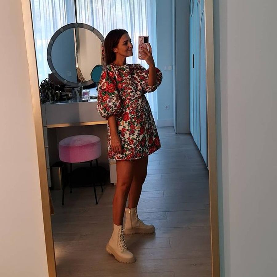 Nos encanta el atrevimiento de Paula Echevarría al combinar este sofisticado y femenino vestido de Zaitegui con unas botas de suela track de Stradivarius.