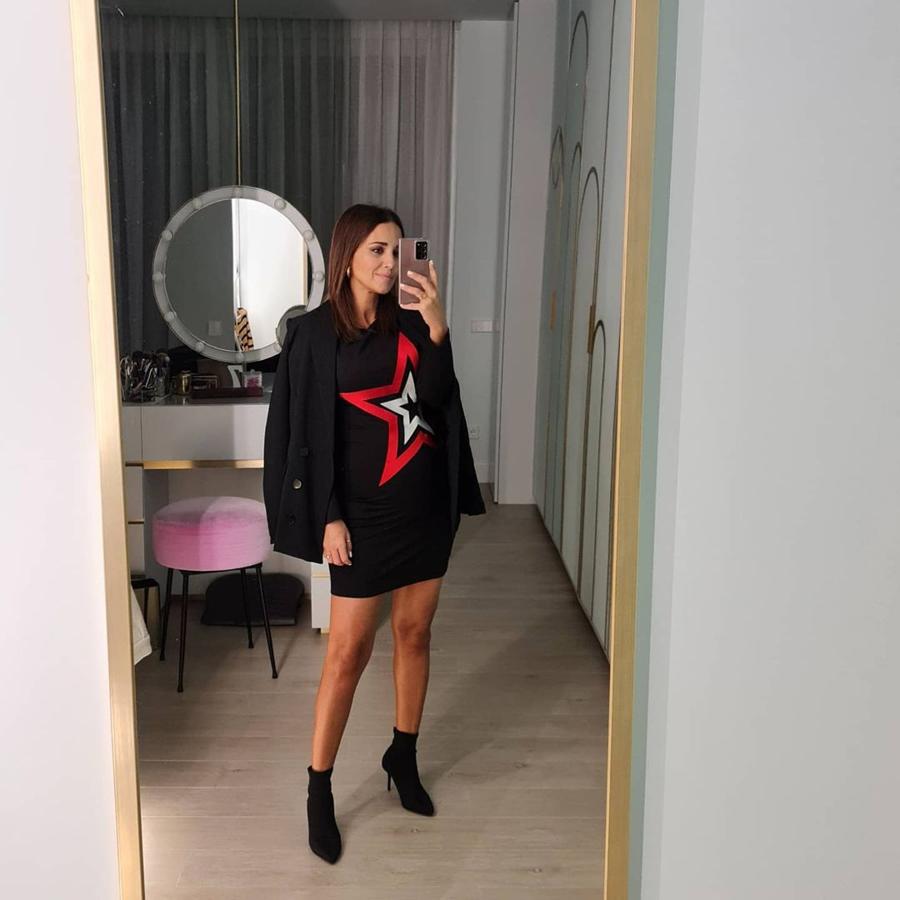 Un look rockero y muy estiloso con vestido de Mioh y botas calcetín de Stradivarius.
