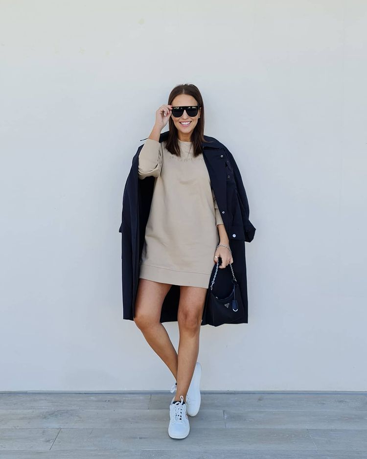 Paula Echevarría saca partido durante su embarazo a los vesidos sudadera como este de Space Flamingo, que combina con zapatillas también de su marca.