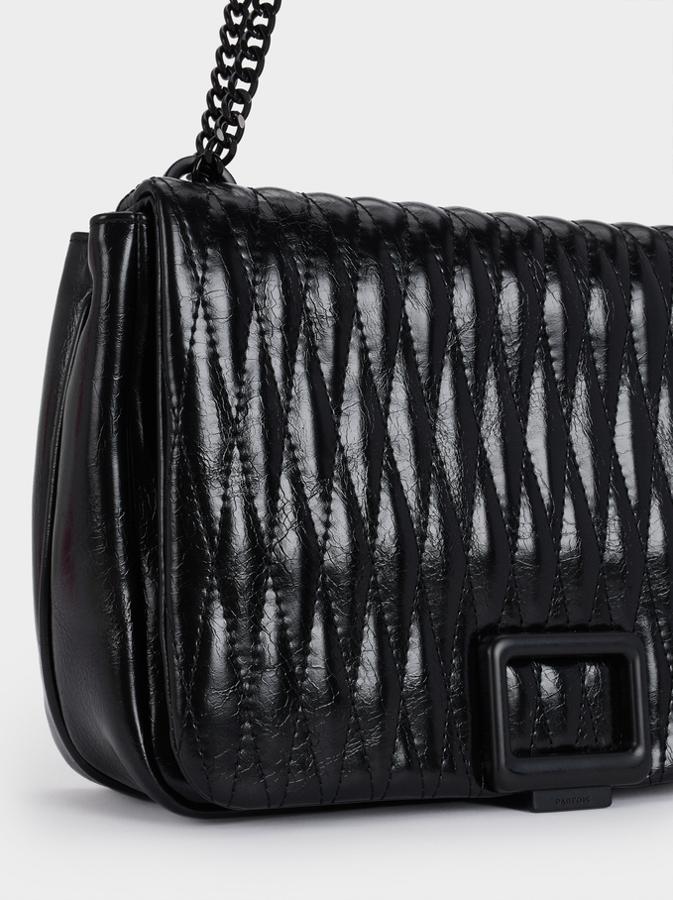 Con frontal acolchado tipo rombo y bolso trasero exterior, esta bandolera con solapa y cierre metálico viene con asa de mano y asa de hombro de cadena. De 27,99 euros ha pasado a costar 22,39 euros.