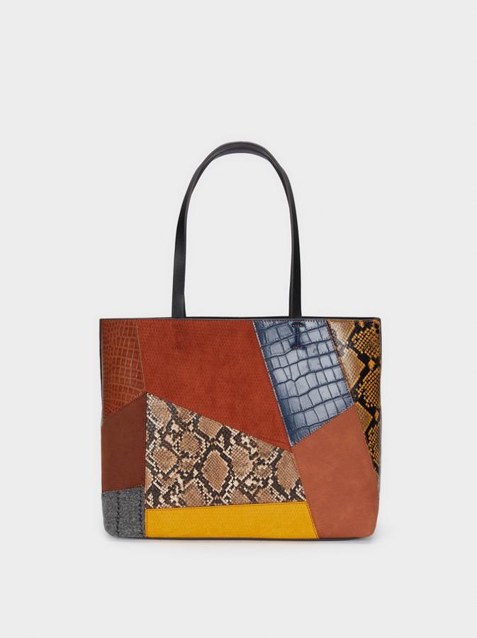 Fromato shopper para este original bolso en diseño patchwork que combina efecto piel y tejidos lisos en tonos tierra y azules. De 32,99 euros ha pasado a costar 26,39 euros.