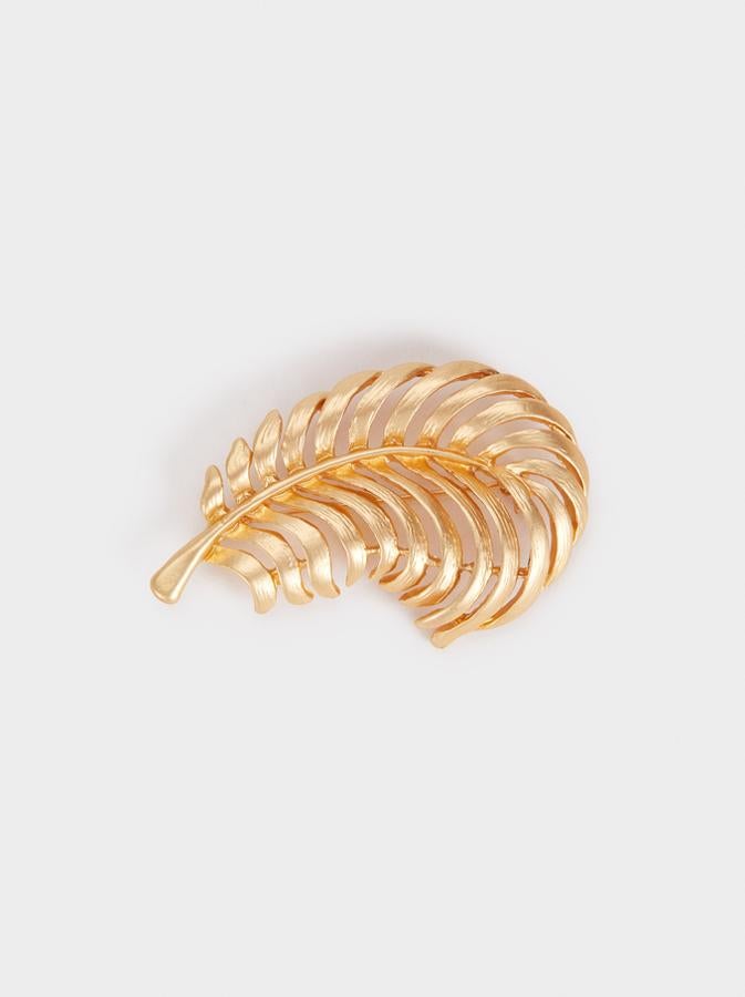 En dorado, con diseño tipo hoja, este broche de Parfois costaba 4,99 euros y ahora podemos comprarlo por 3,99 euros.