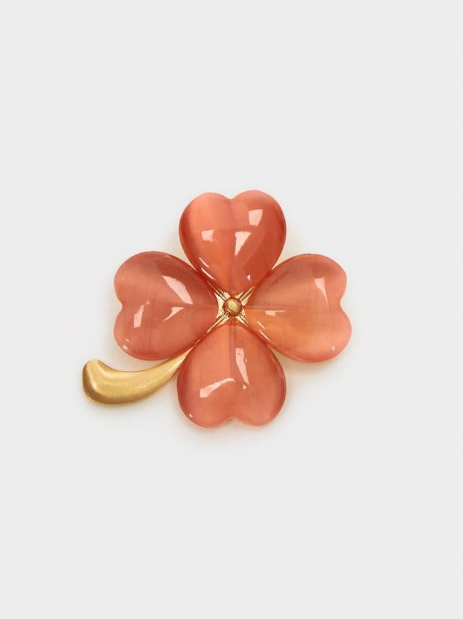 Vidrio cristalino en color rosa y tonos dorados para este broche con forma de trébol de Parfois que está rebajado y de 5,99 euros ha pasado a costar 4,79 euros.