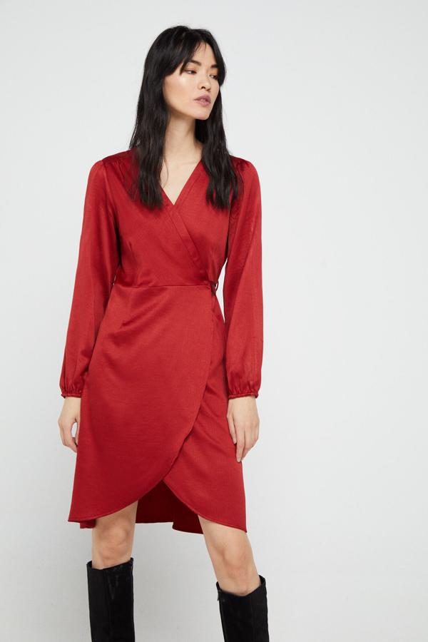 Vestido cruzado de manga larga, de Cortefiel (39,99 €).