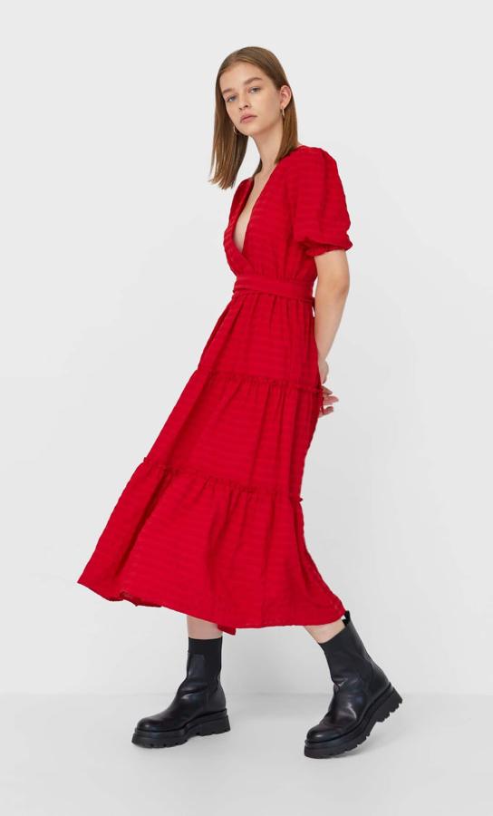 Vestido midi de manga corta con falda de volantes, de Stradivarius (29,99 €).