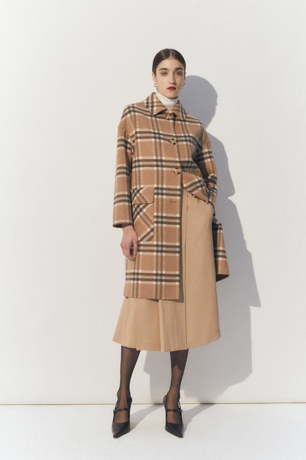 En tonos beige, marrones y azules, este bonito abrigo midi con estampado de cuadros, cuello camisero y cierre de botones en carey costaba 79,99 euros y ahora podemos comprarlo por 63,99 euros en las tallas S, M y L.