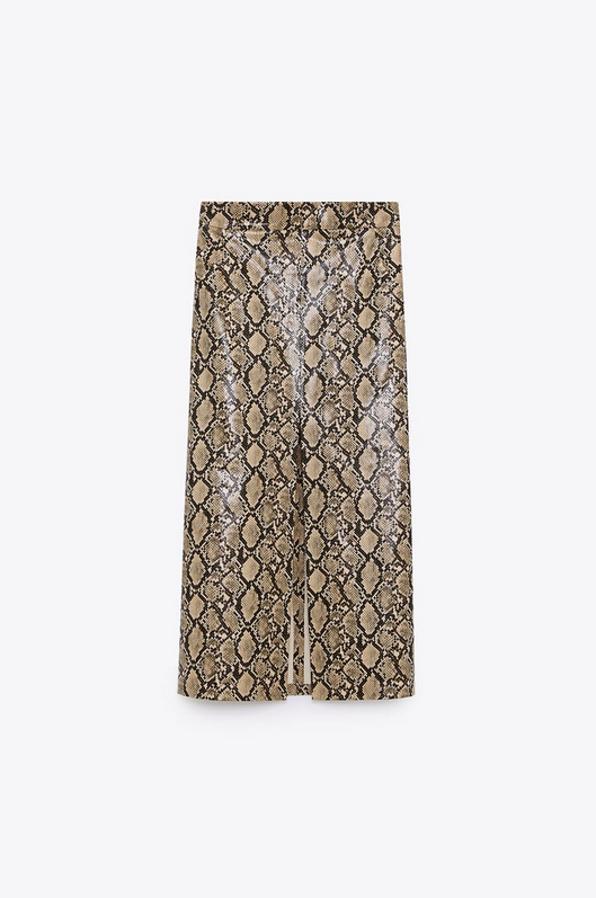 De tiro alto, con bolsillos laterales y bajo con abertura en delantero, esta falda en efecto piel de serpiente costaba 29,95 euros y ahora podemos comprarla por 17,97 euros.