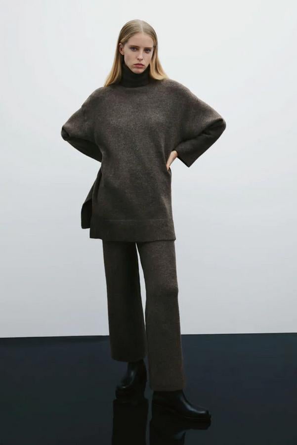 Diseño largo para este jersey de punto con cuello subido y bajo con aberturas laterales que costaba 29,95 euros y ahora podemos comprar por 17,97 euros.