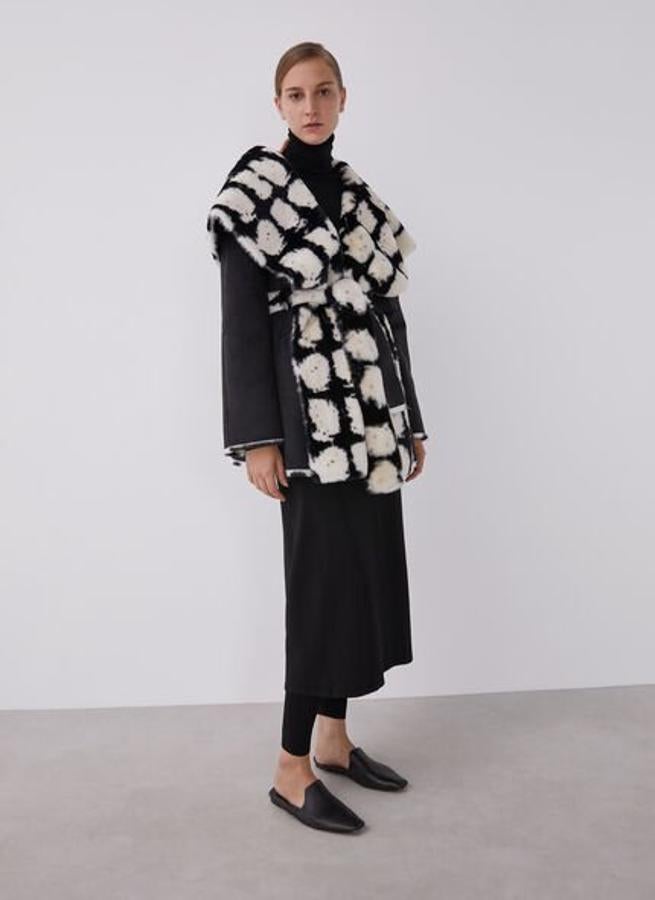 Original y muy versátil, este abrigo reversible de Adolfo Domínguez pasa de 299 a 209 euros en el Black Friday.