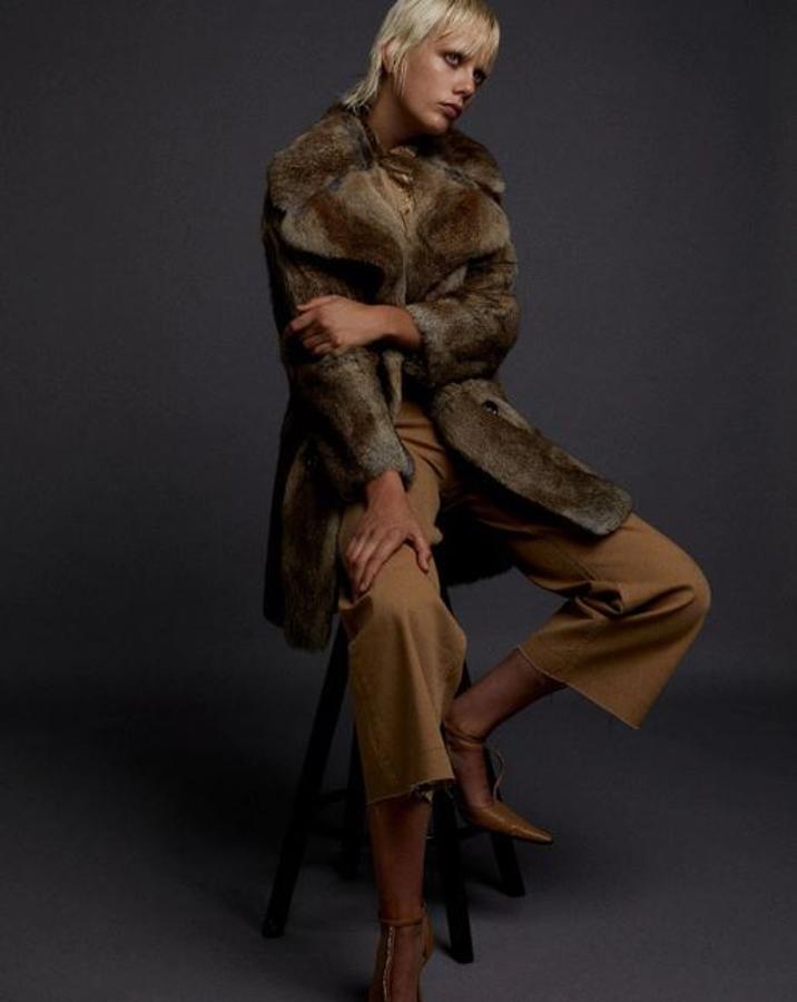 Estamos enamoradas de este abrigo de pelo e inspiración setentera de Sfera, que llega al Black Friday rebajado de 199 a 139.99 euros.