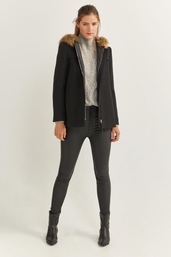 Esta parka con capucha de pelo pasa de 59.99 a 39.99 euros en el  Black Friday de Springfield .