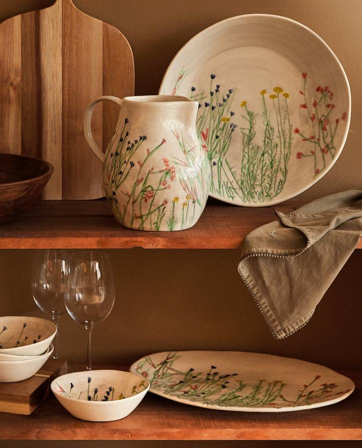 Esta vajilla de loza rústica con detalles florales está rebajada en el Black Friday de Zara Home con precios desde 6.39 euros.