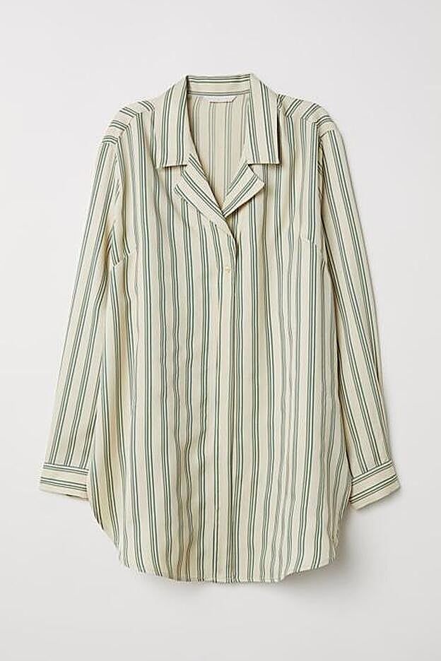 Camisa de rayas oversize con hombros caídos de H&M.