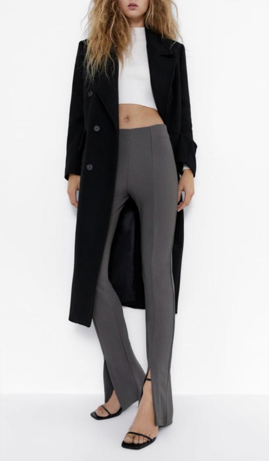 En clave de comodidad, tipo leggings pero de corte flare y con aberturas en el bajo, pantalones de Zara rebajados gracias al Black Friday.
