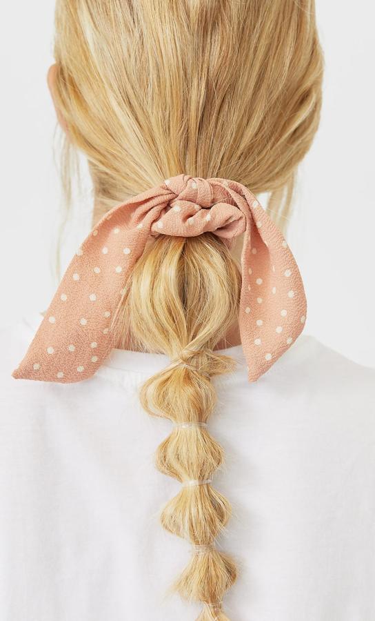 La coleta burbuja es una de las más originales y más fáciles de hacer. Solo tienes que añadir pequeñas gomas y abrir las bolitas que se forman. Y si añades un coletero de lunares como este quedará aún más bonito. El set de 3 cuesta 5,99 euros.