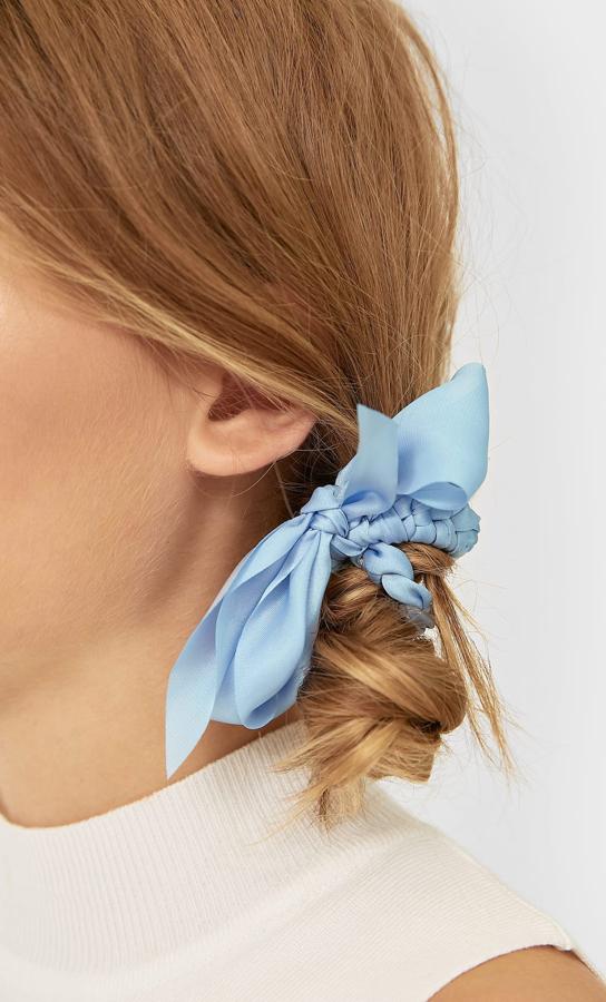 Estos coleteros trenzados con lazo (5,99 euros) incluido son perfectos para añadirlos a tu moño bajo semidespeinado.