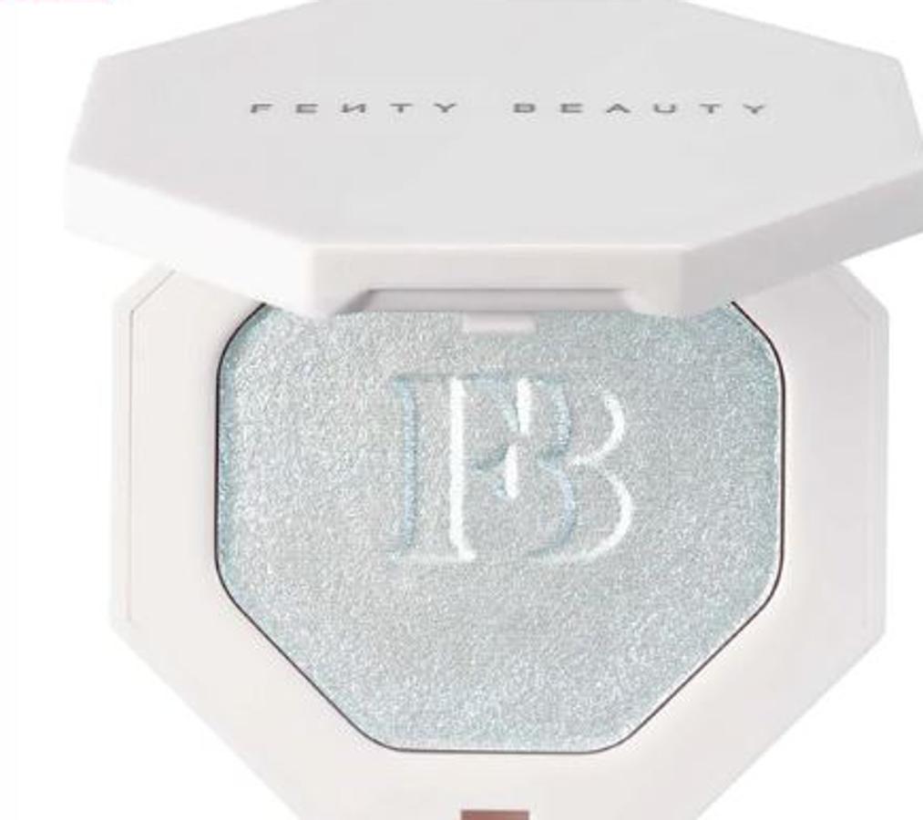 Nos quedamos un ratito más en Sephora para hablar ahora sobre un producto que no puede permanecer por más tiempo ausente en tu set de maquillaje. Este iluminador Killawatt Highlighter Duo de la marca Fenty Beauty te aporta toda la versatilidad de la crema y los matices del polvo en una fórmula híbrida que hará que tu piel resplandezca como nunca. Cuenta con dos tonos de distinta intensidad, para el día y para la noche, muy sencillos de aplicar y pensados para durar. Ahora mismo  está al 25% de su precio original , por lo que puedes hacerte con él por sólo 25 euros.