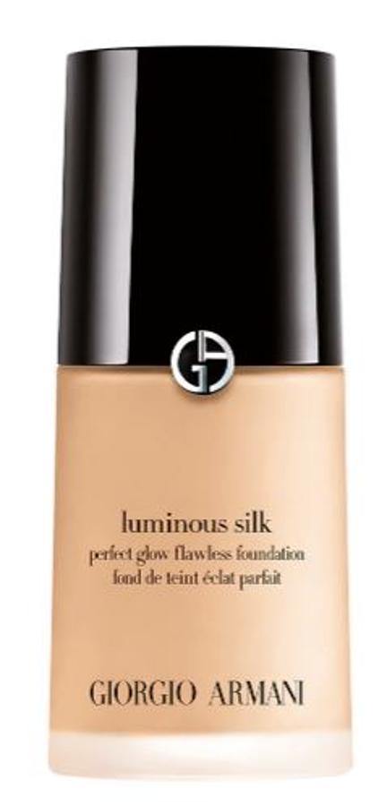 Y si YSL nunca falla, Giorgio Armani tampoco se queda atrás. Aquí tienes una excelente base de maquillaje Luminous Silk, en formato de 30 ml con tecnología de polvos microesféricos, que realza el efecto de piel suave y aporta un foco de luz natural a tu rostro. Está elaborada con agentes hidratantes y aceites reafirmantes para tu máxima protección, en colores de medio tono que combinan con tu estilo habitual y que aguantan tu ritmo durante todo el día.  Está en El Corte Inglés a 41,20 euros , con un descuento del 20%.