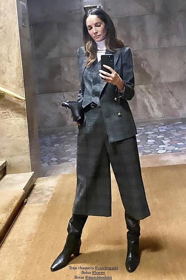 Traje de chaqueta y pantalón con botas de Massimo Dutti, el look más estiloso de Eugenia Silva.