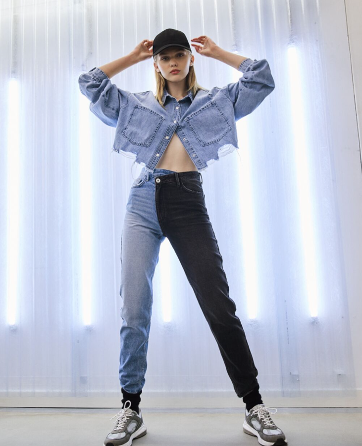 Una propuesta absolutamente radical: unos vaqueros silueta 'mom' con una pernera en denim azul y otra negra. Para llamar la atención sí o sí (Bershka, 35,99 euros).