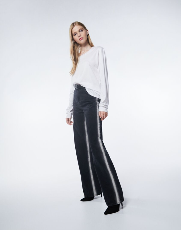 Vaqueros negros con silueta 'flare', esa pernera que ensancha en el bajo y estiliza la pierna, y un efecto contraste en las costuras. Probablemente los más discretos de toda la colección (Bershka, 29,99 euros).