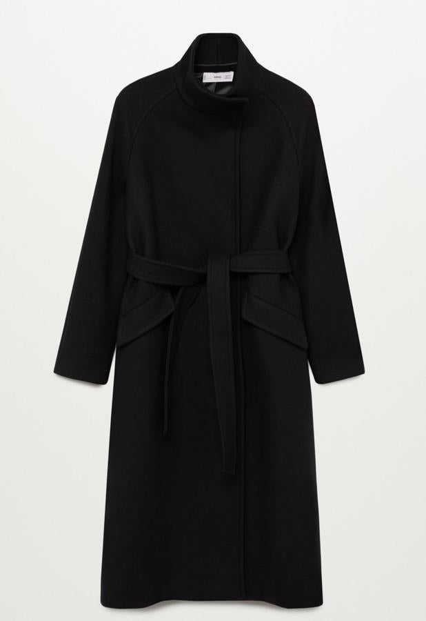 Confeccionado en tejido con lana de color negro, este abrigo largo con diseño cruzado y cuello chimenea cuenta con cinturón desmontable y cierre de botones. Es de Mango y tiene un precio rebajado de 59,99 euros.