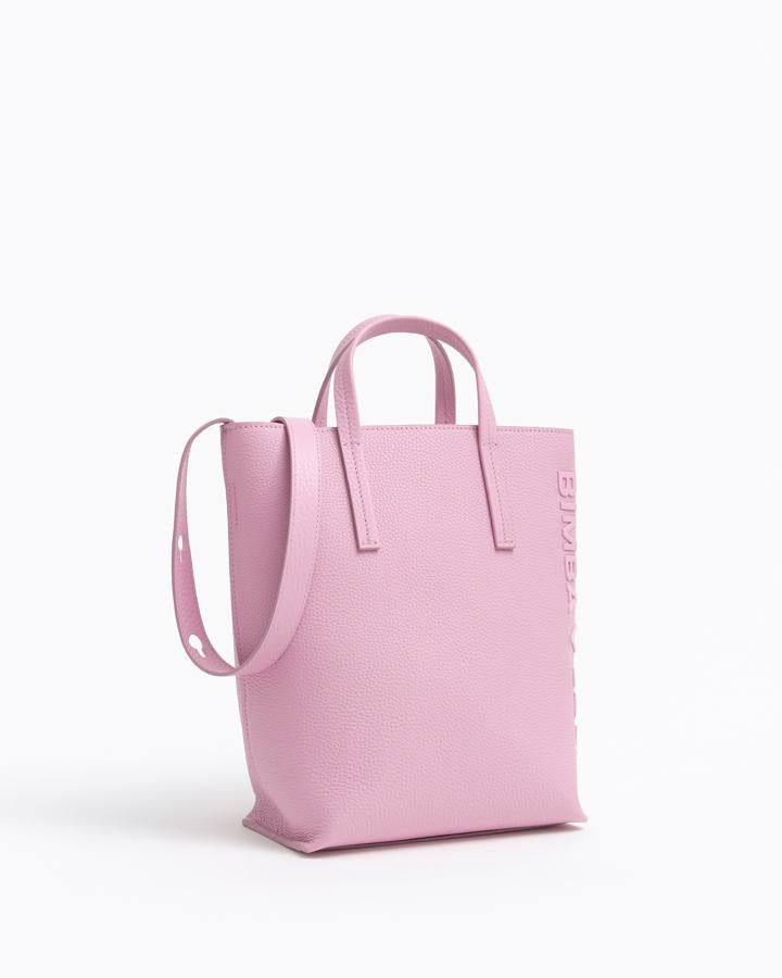 Bolso rosa con asa corta, (164 euros).