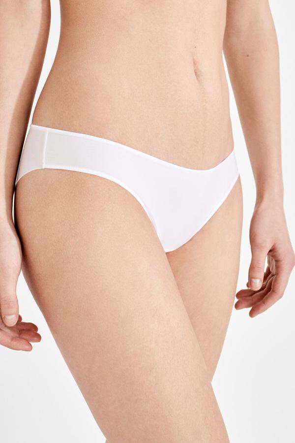 En color blanco y con un doble tejido de microfibra y tul que garantiza la suavidad y la comodidad, esta braguita con acabados invisibles es de Women´secret y tiene un precio de 7,99 euros.