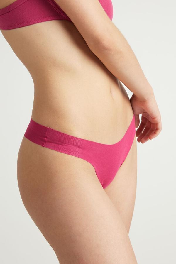 Disponible en numerosos colores, esta braguita brasileña sin costuras confeccionada en algodón tiene un precio rebajado de 3,99 euros. Es de Tezenis.