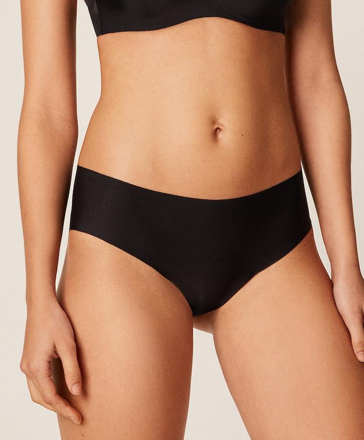 En tejido de microfibra de color negro, esta braguita sin costuras y acabados cortados a láser resultan de lo más cómodos. Con cintura elástica, es de Oysho y tiene un precio de 5,99 euros.