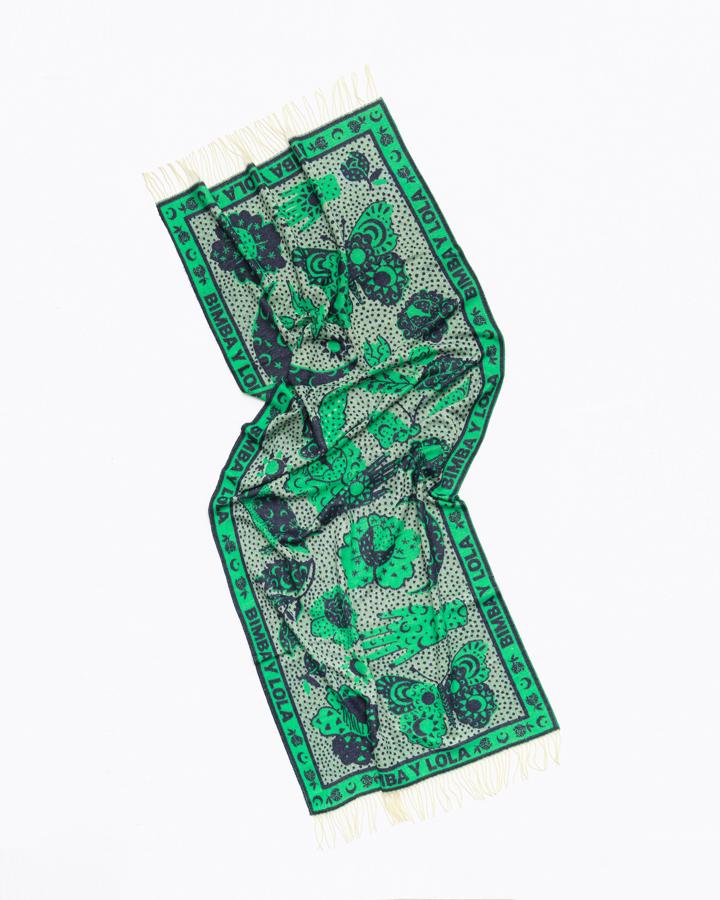 Chal con motivos en color verde, (34 euros).