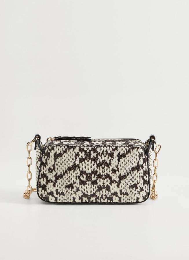 Con estampado de efecto serpiente, este bolso pequeño con asa larga de cadena y cierre de cremallera es de Mango y tiene un precio rebajado de 12,79 euros.