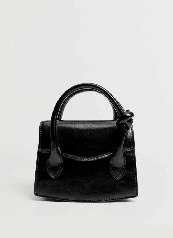Este mini bolso negro de Mango con dos asas cortas y una larga desmontable cuenta con cierre de solapa y tiene un precio rebajado de 12,79 euros.
