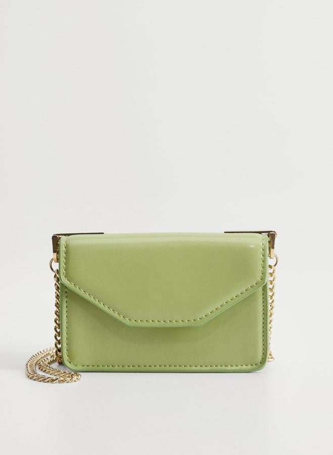Mango nos propone este bolso de tamaño pequeño de color verde con efecto charol y asa larga de cadena. Tiene un precio rebajado de 9,99 euros.