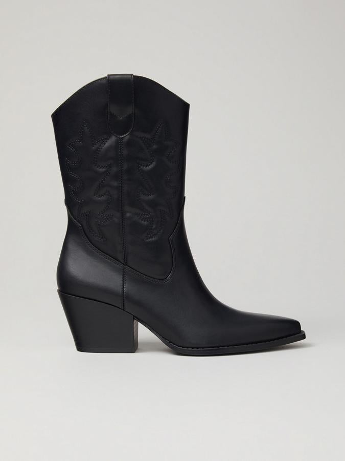 Convertido en uno de los más deseados de la colección, y del que ya empiezan a faltar algunas tallas, este botín estilo cowboy con detalle de costuras decorativas y un tacón de 6,5 centímetros tiene un precio de 35,99 euros.